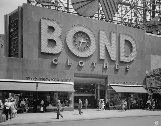 1530 Broadway. Bond Clothing Store, detail main entrance. 1941. Photo courtesy of MCNY.